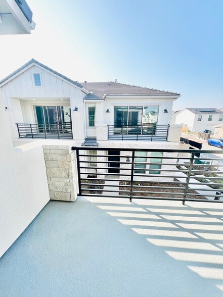 Building Photo - 2821 E Tamarind Dr