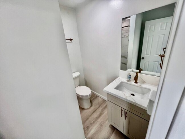 Building Photo - Waipio Gardens 2 Bed/1 Bath/1 Parking/Available May 1