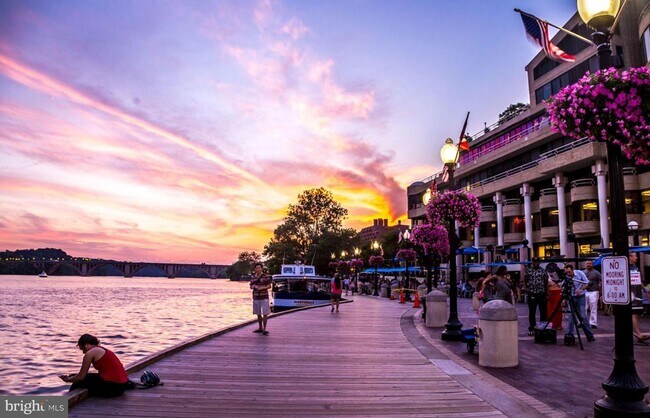Building Photo - Georgetown Waterfront Home!