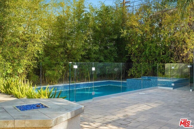 Building Photo - 5995 Saturn St