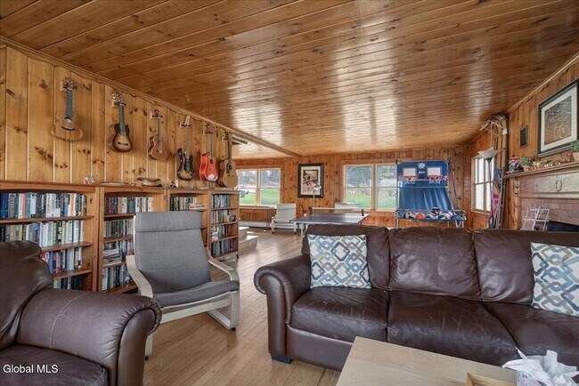 Building Photo - 15 Chase Ln