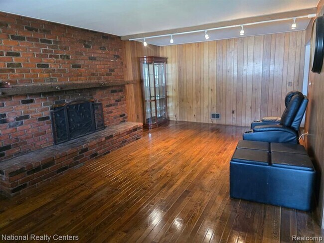 Building Photo - Spacious 4-Bedroom Colonial with Fireplace, Office & Fenced Yard