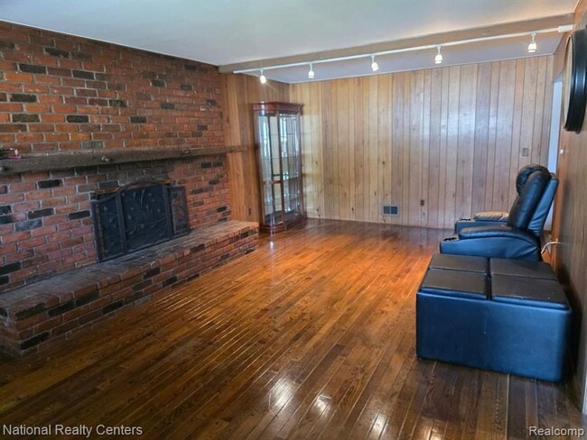 Building Photo - Spacious 4-Bedroom Colonial with Fireplace...