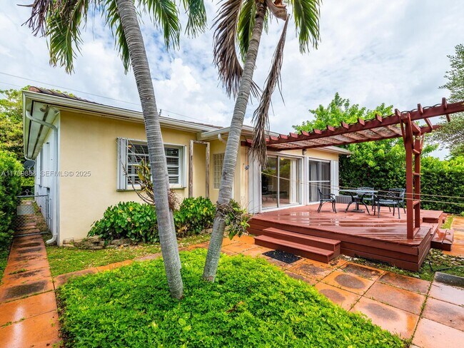 Building Photo - 9441 Byron Ave