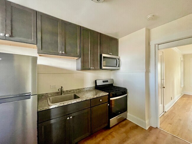 Building Photo - 2536 W Thorndale Ave
