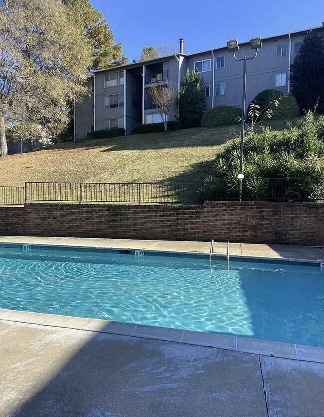 Building Photo - 405 Skyview Dr