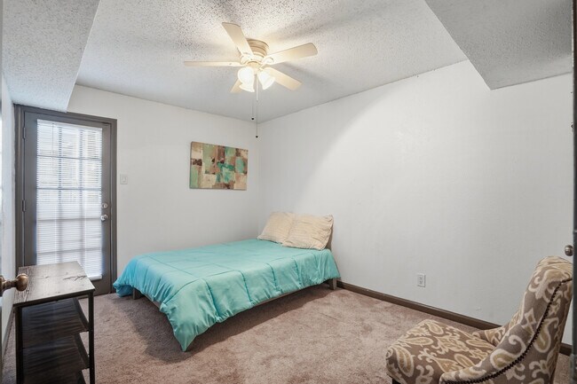 Building Photo - 9520 Royal Ln