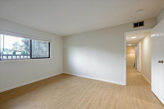 Building Photo - 10 Pueblo Dr