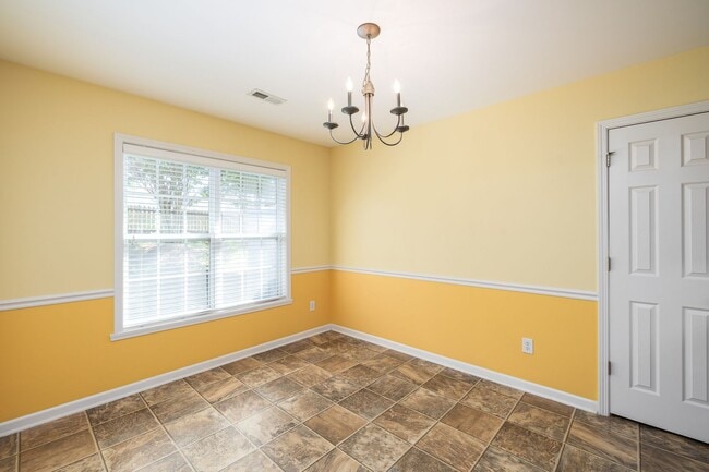 Building Photo - Charming Residence with Modern Amenities and Community center access