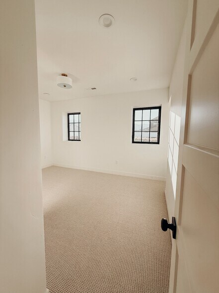Building Photo - 1146 S Lauren Ln