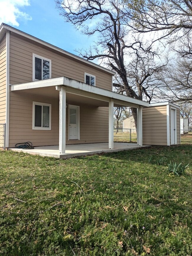 Building Photo - AVAILABLE NOW - $300 OFF 1ST FULL MONTH Modern Remodeled 3BR Home with Bonus Loft & Spacious Livi...