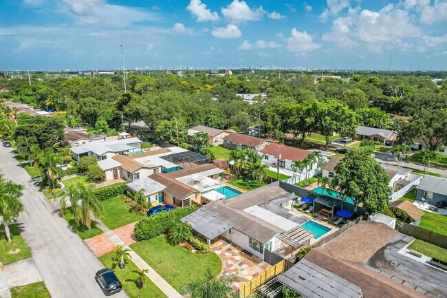 Building Photo - 6452 Custer St