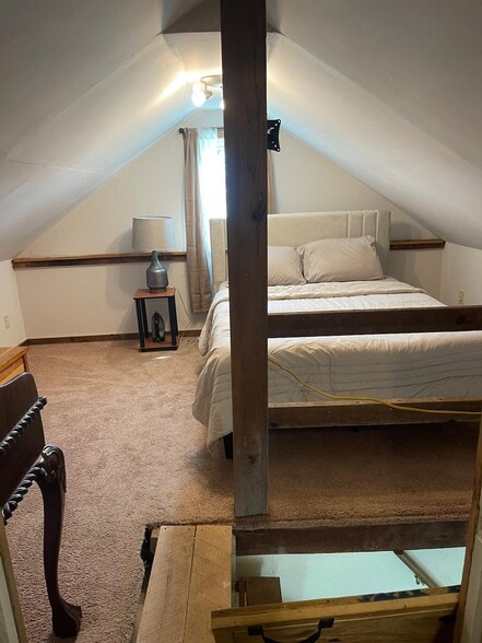 Loft bedroom - 350 Hilltown Rd