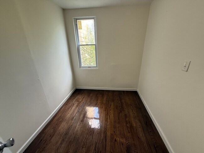Building Photo - 411 N Hamlin Ave