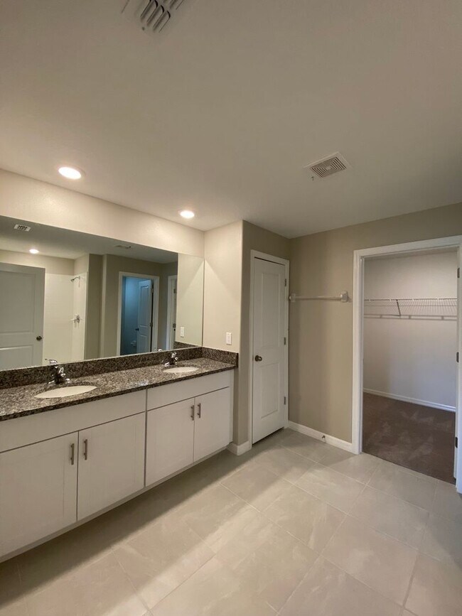 Building Photo - SW location 4/2/2 **WON'T LAST**