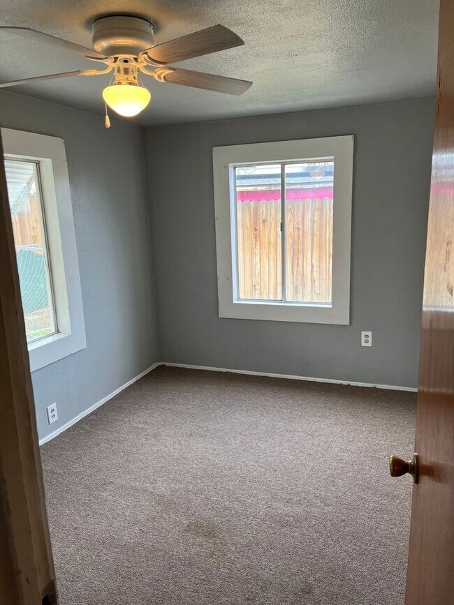 Building Photo - 2 bed 1 bath in Taft!