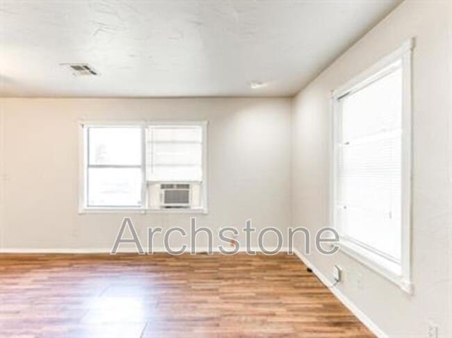 Building Photo - 1004 Sandra Dr