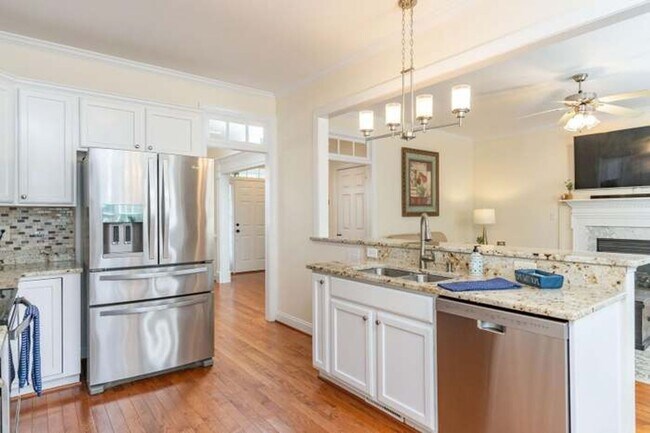 Building Photo - Gorgeous 4BD, 2.5BA Apex Home in an HOA Community with Amenities & Near Shopping, Dining, and Int...