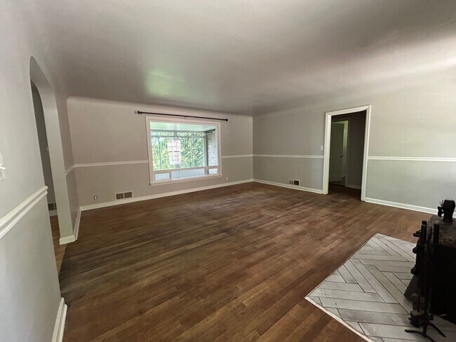 Building Photo - 2 Bed, 1.5 Bath Home with Basement and Sunroom