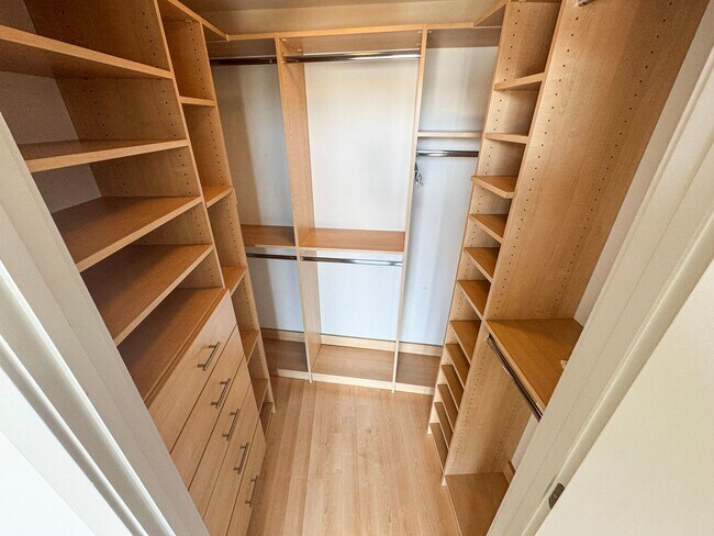Building Photo - Sun-filled 2 Bed 2 Bath Condo In Vibrant Columbia Heights