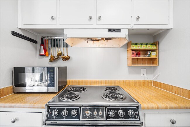 Building Photo - 8233 Kingsbrook Rd