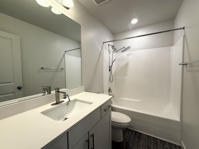 Building Photo - Townhome available now in Haven Dell!