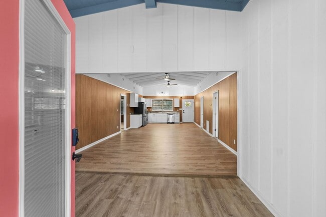 Building Photo - Spacious 4 Bedroom 2 bath home in Pawley's...