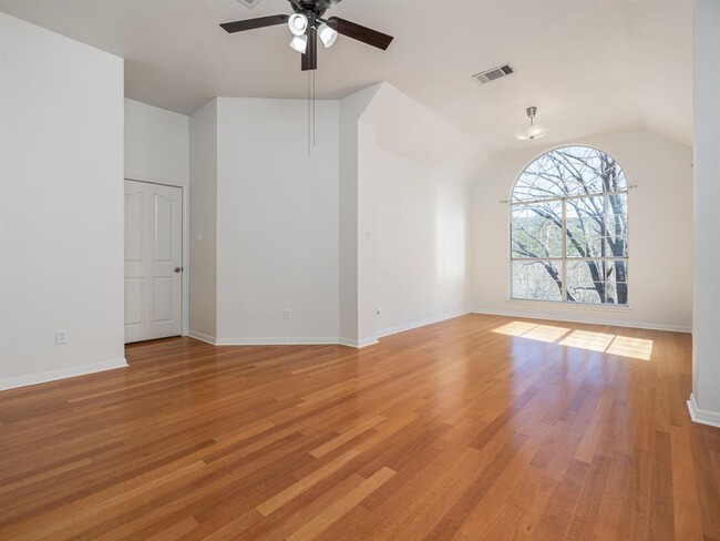 Building Photo - 7730 Lakewood Dr