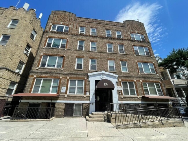 Building Photo - 24 Carlton St