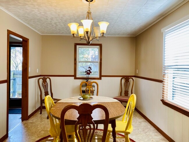 Building Photo - 606 S Webber St