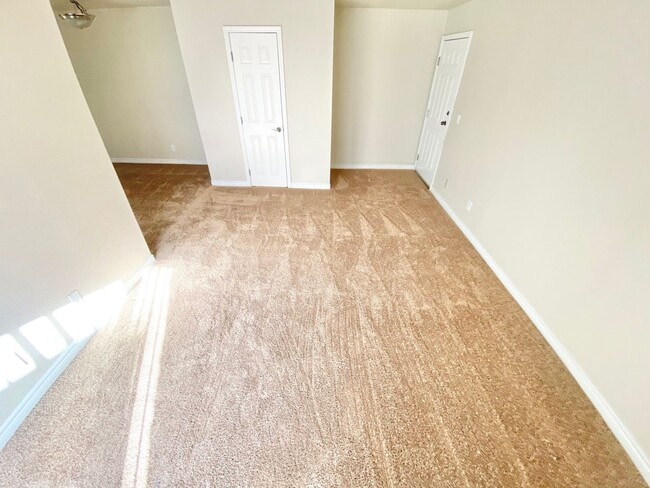 Building Photo - GUARD-GATED 1-BEDROOM CONDO WITH COMMUNITY POOL