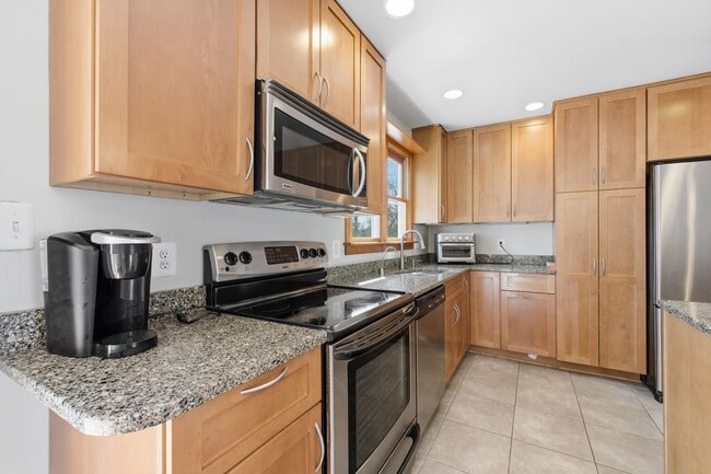 Building Photo - 5BR / 3BA Home with Flexible Living Space & Tree-Lined Views