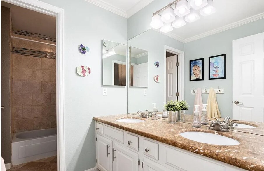 Hall Bath-Private Water Closet/Tub - 9393 Prairie View Dr