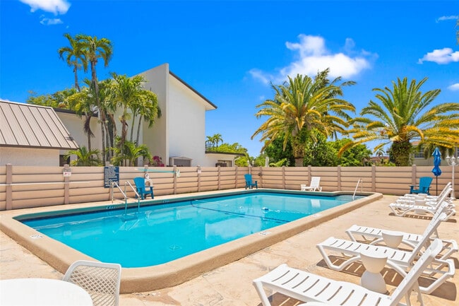 Building Photo - 9000 Jacaranda Ln