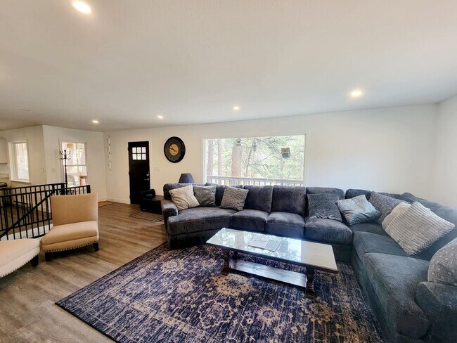 Building Photo - Spacious 4-bedroom + study home; Includes Hot tub and Pool Table - Avail. Now!