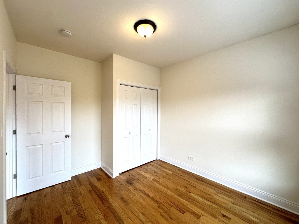 Building Photo - 742 W Cornelia Ave