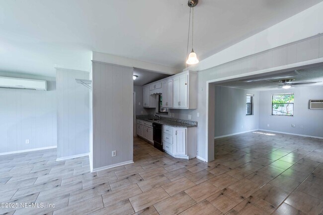 Building Photo - 777 La Marche Dr