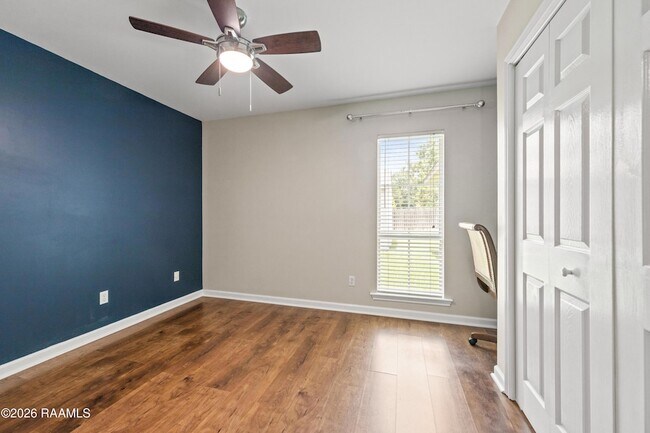 Building Photo - 412 Crest Cir