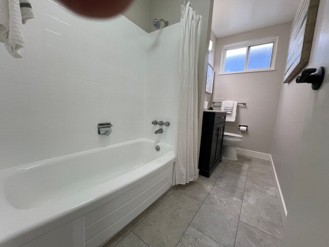 Building Photo - Remodel Detached 4 Bed / 2 Bath Home Near ...