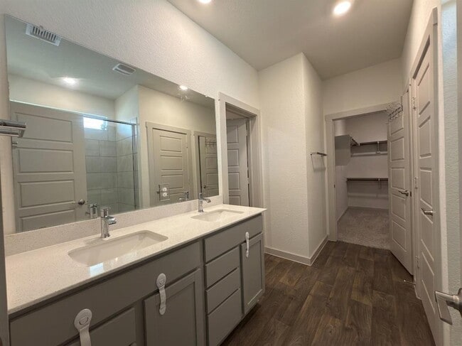 Building Photo - 3001 Egan Dr