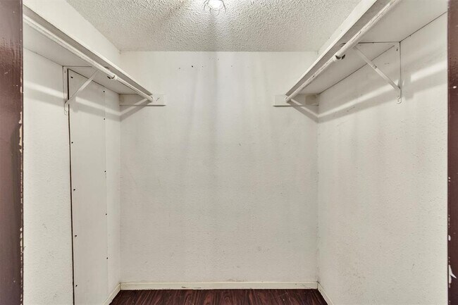 Building Photo - 5000 Fontenay Dr