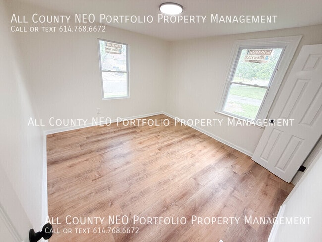 Building Photo - 560 Trevitt St