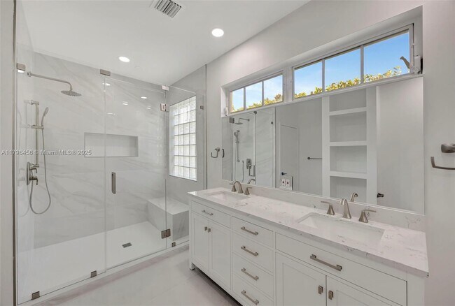 Building Photo - 6841 SW 71st Ave