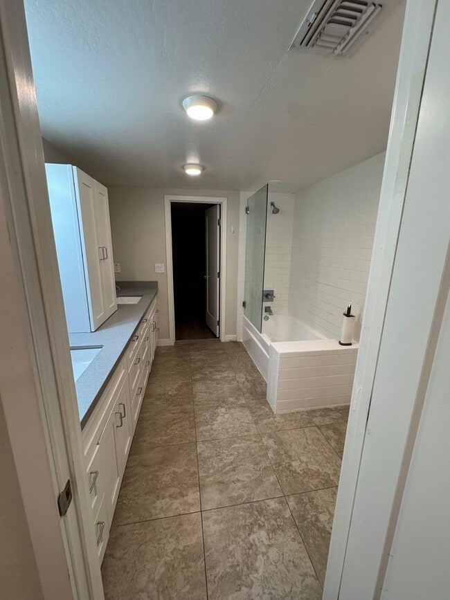 Building Photo - 4 bedroom basement home North Mesa