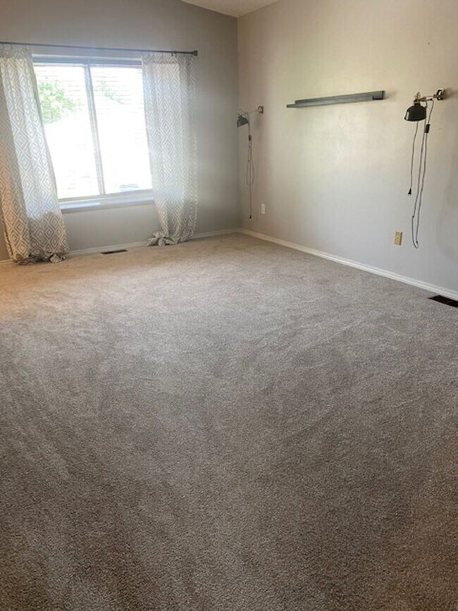 Building Photo - 3 Bedroom Tri-level in Woodland Hills