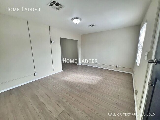 Building Photo - 927 S 35th Ave