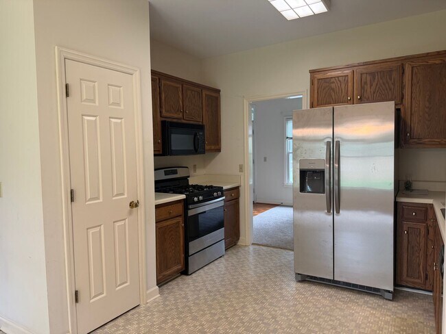 Building Photo - 7033 Northridge Dr