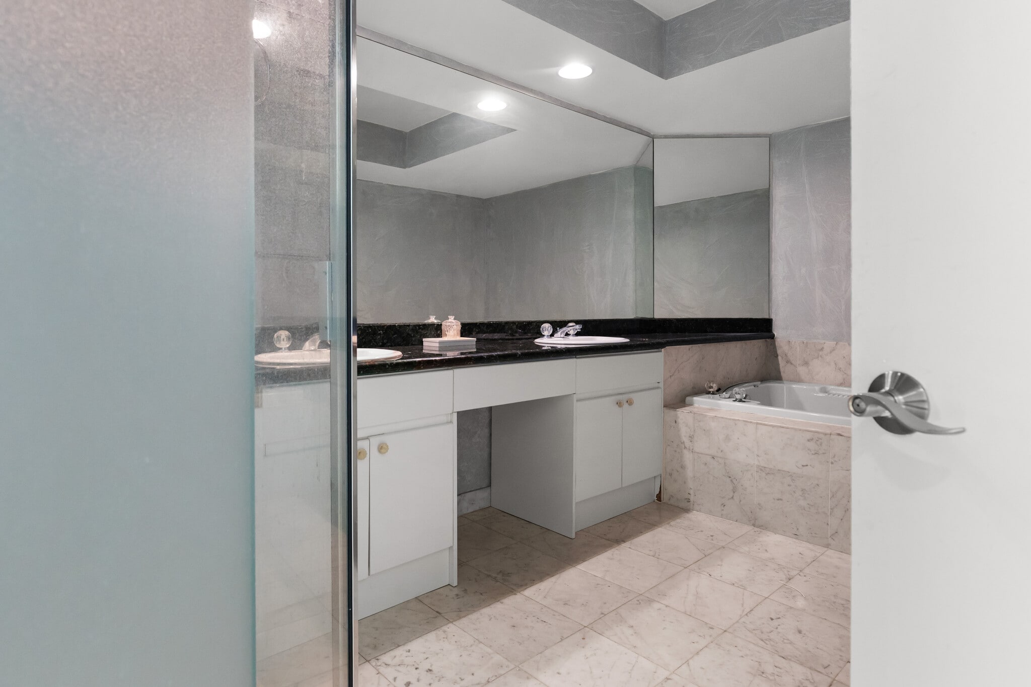 Building Photo - 16400 Collins Ave