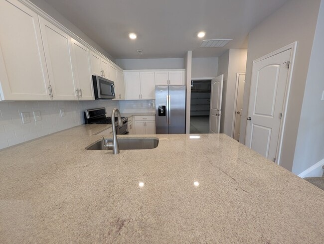 Building Photo - Gorgeous 3 beds, 2.5 bath home located in Harmony at Matthews!