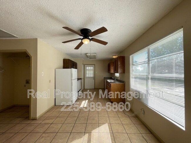 Building Photo - 1208 N Willow Ave